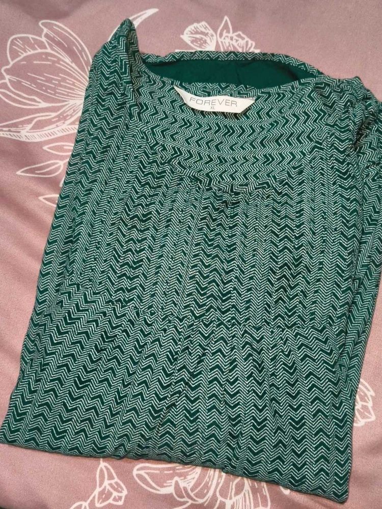 💚💚new green Chevron Pattern Top