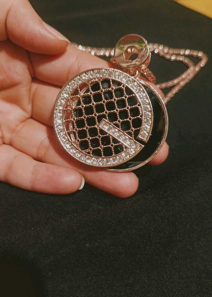 Elegant Rose Gold Round Pendant Necklace