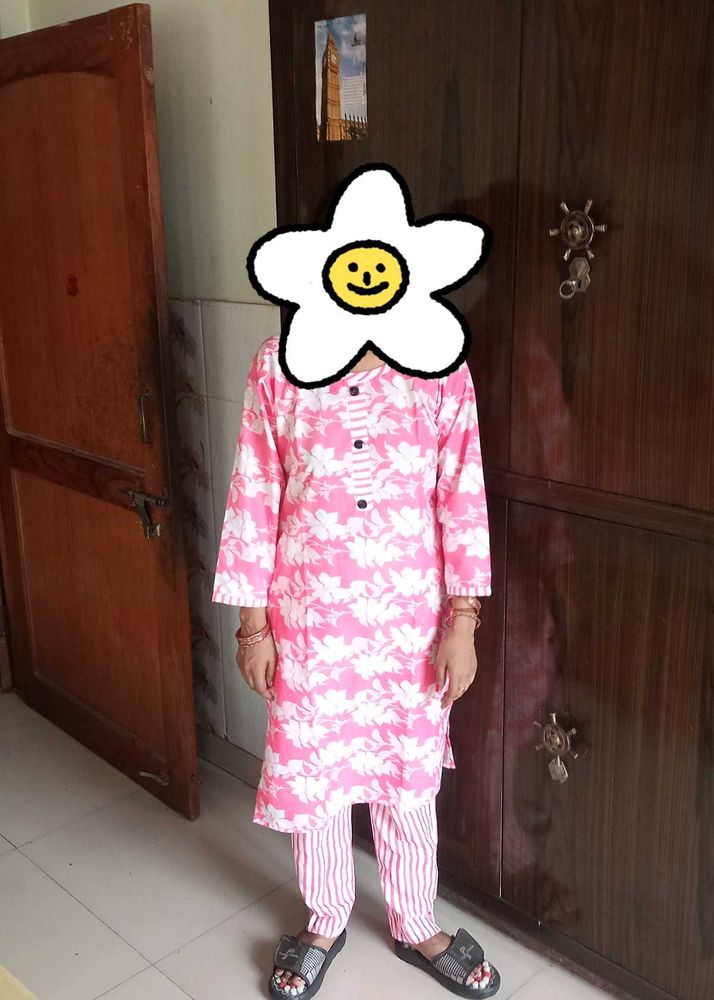Pink Floral Kurta Set pant have only one pocket