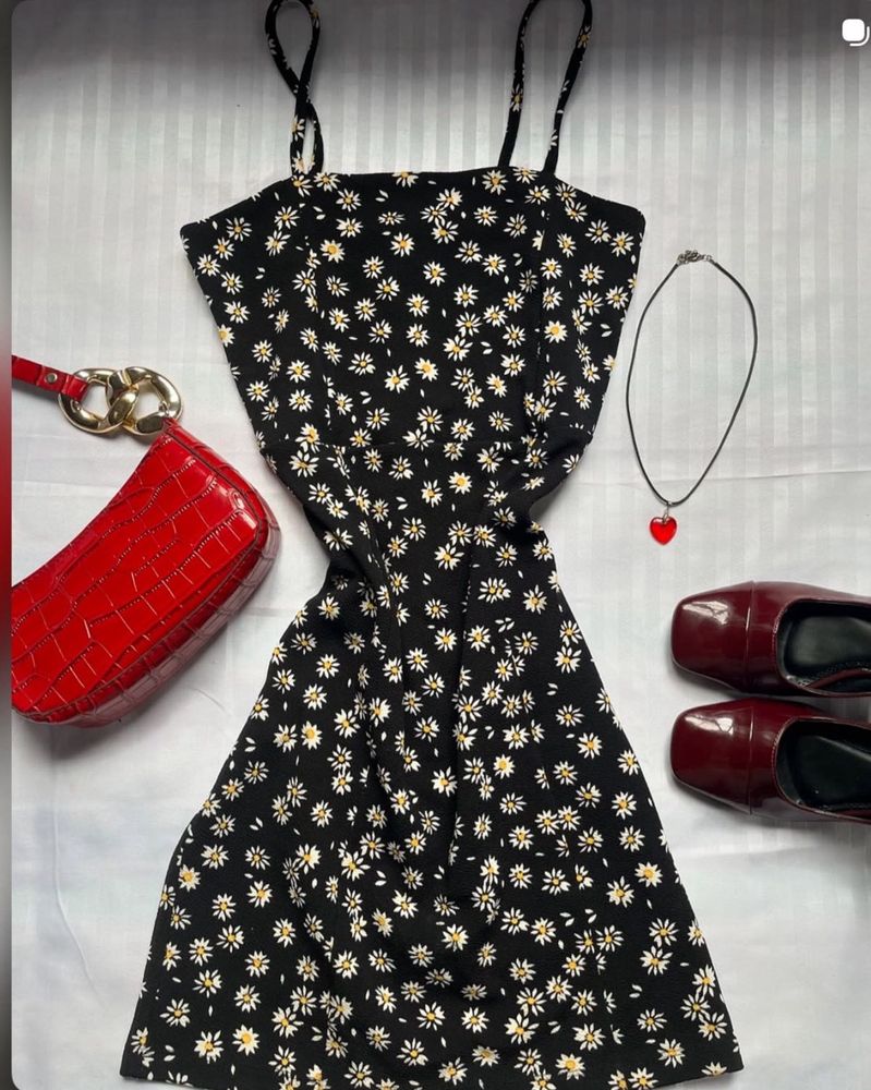 Chic Black Daisy Print Mini Dress