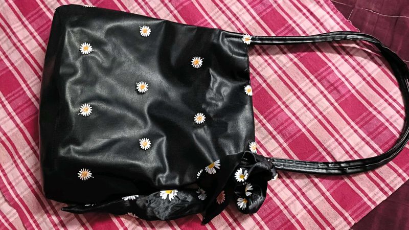 Cute Daisy Print Black Tote Bag