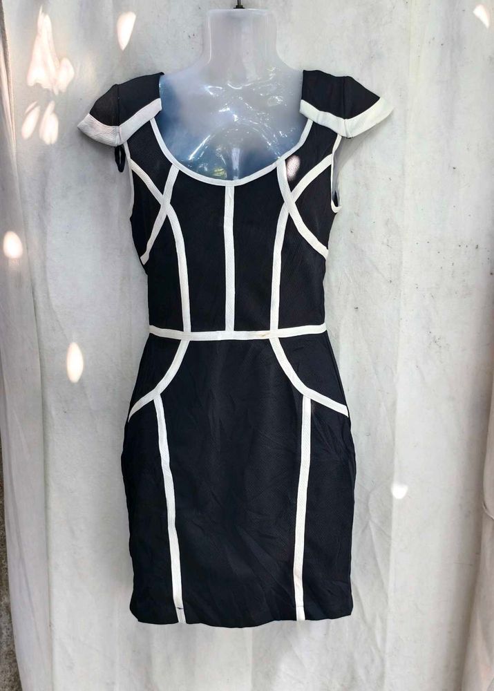 212510. Chic Black &amp; White Sheath Dress