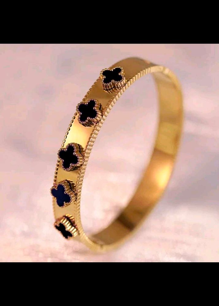 Elegant Clover Charm Bangle