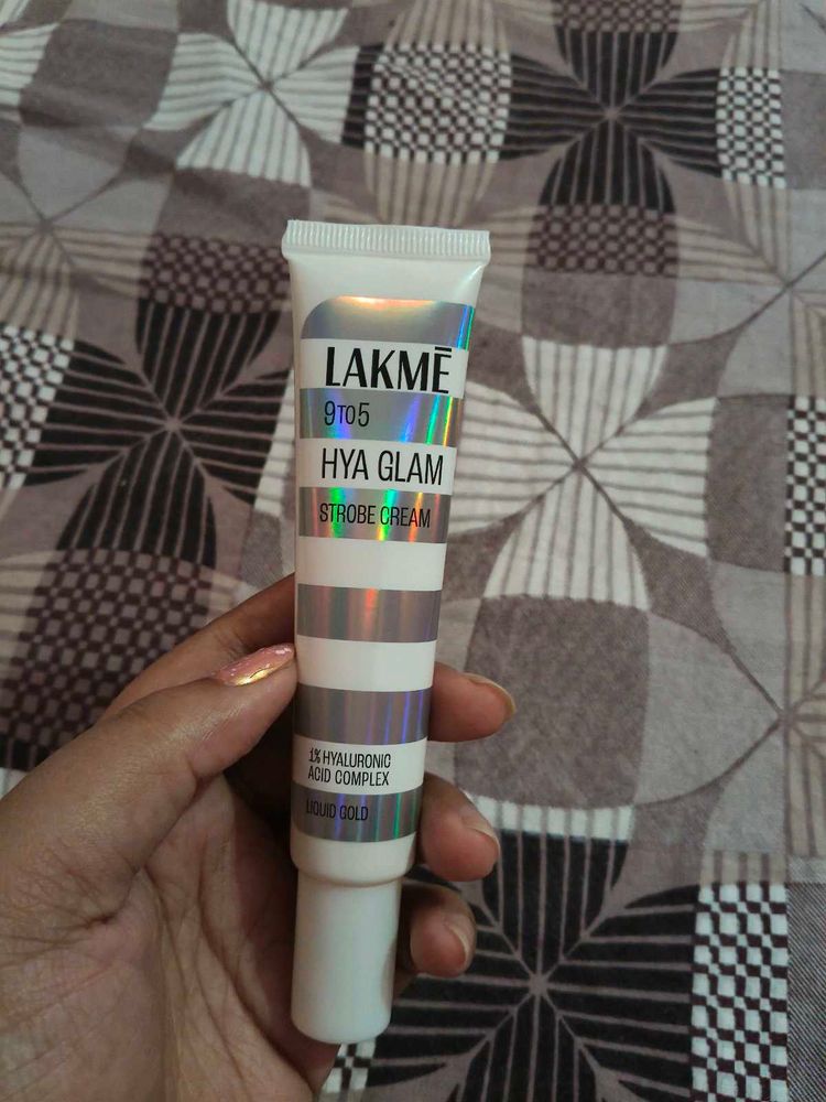 Lakme 9 to 5 Hya Glam Strobe Cream