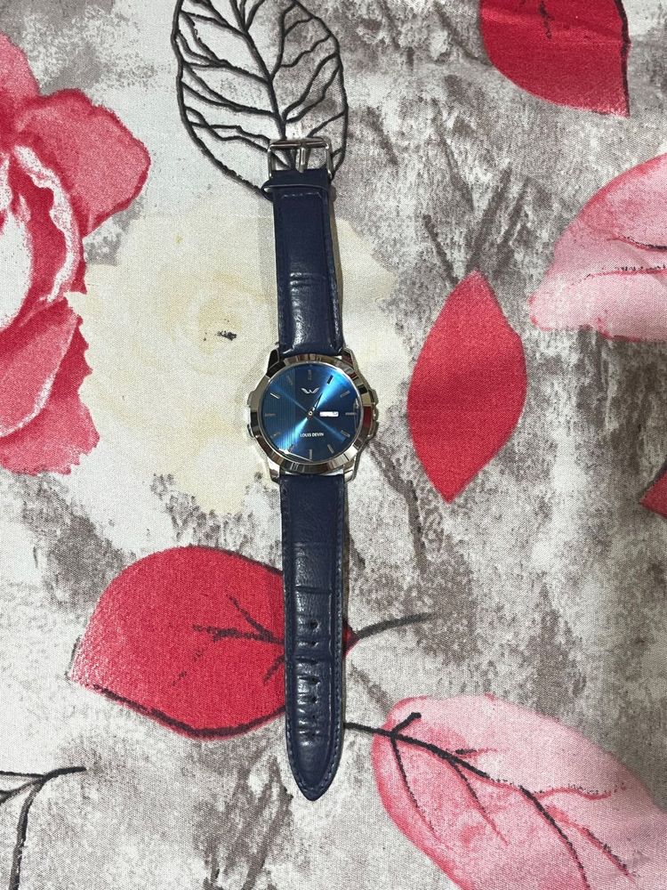 Stylish Blue Dial Leather Strap Watch