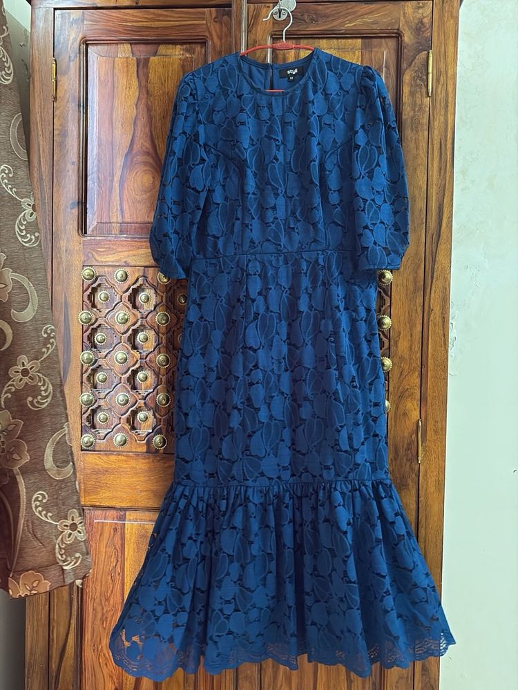 Styli Elegant Navy Lace bodycon Midi Dress