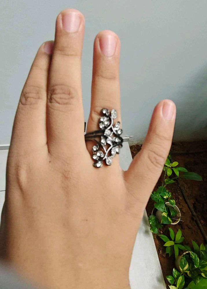 Elegant Leaf Design Ring