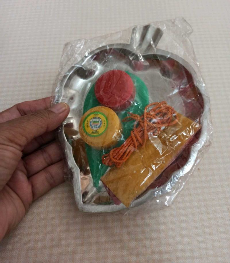Kumkum Kit with Leaf Shaped Tray