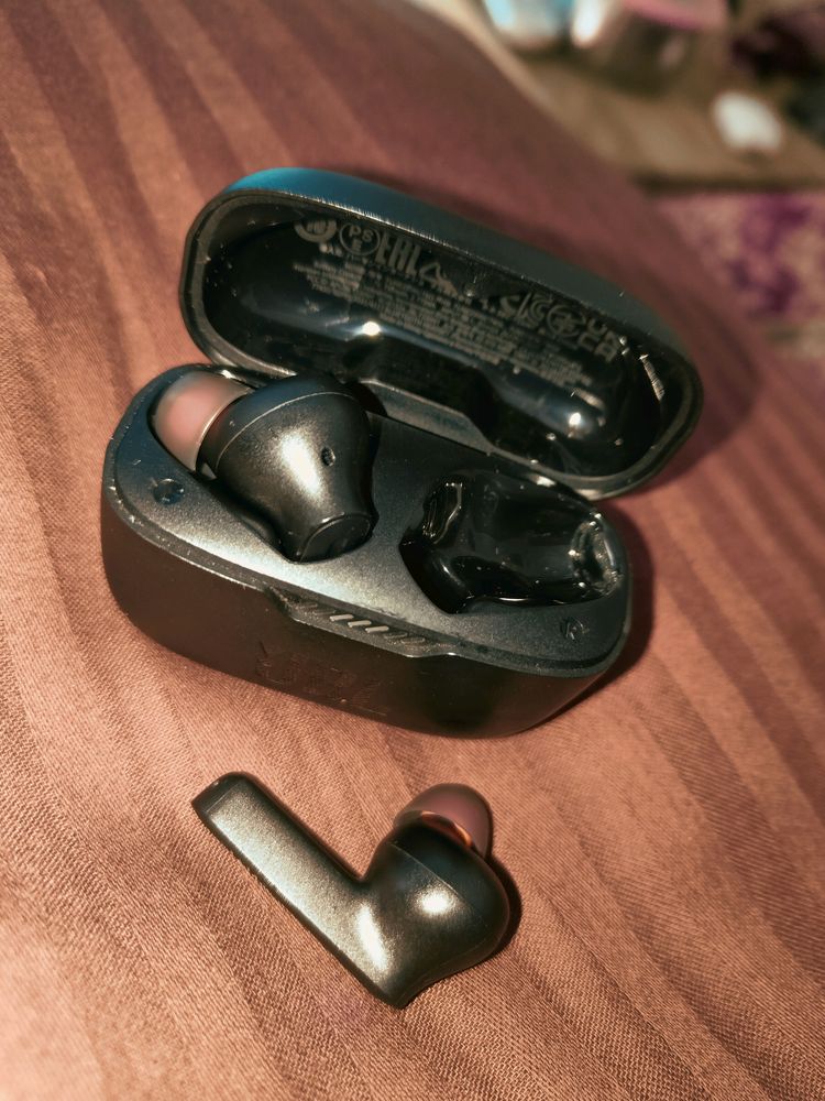 JBL Cool Earbuds.... In Good Condition And Like New... Only 5 Months Old ..