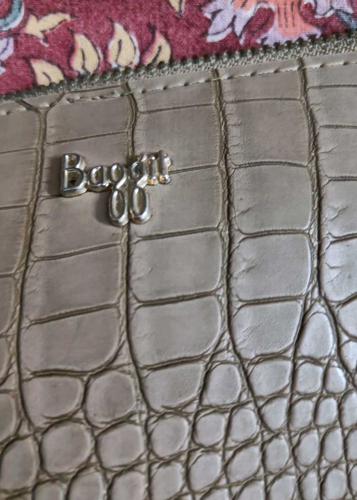 Elegant Croc-Embossed clutch