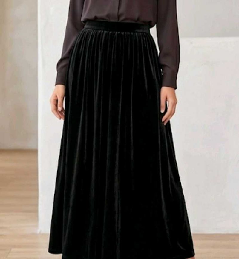 .Elegant High-Waisted Black Pleated Maxi Skirt....