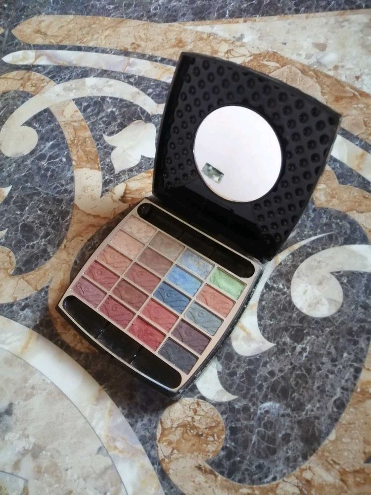 Eyeshadow Palette with Mirror