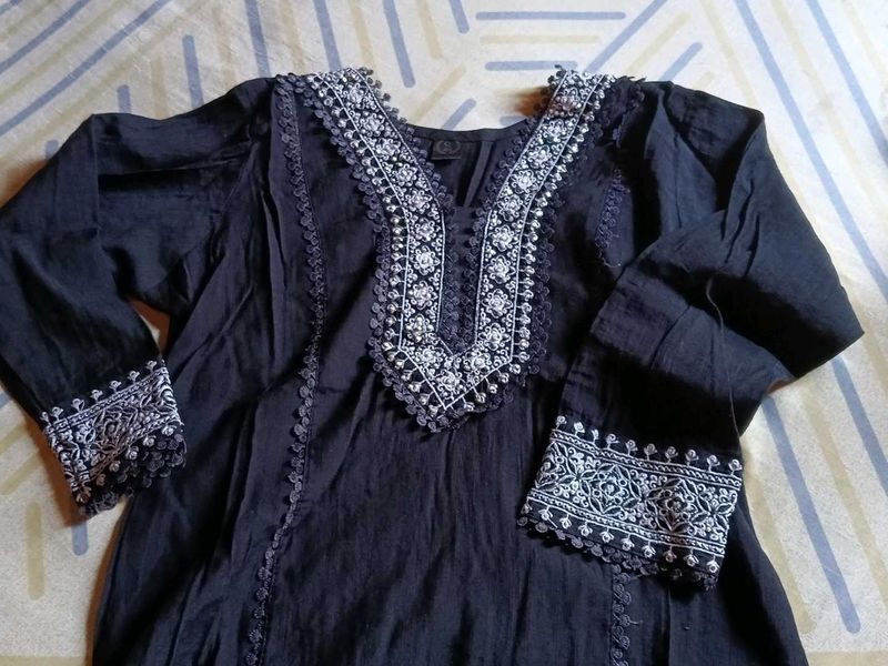 Elegant Black Embroidered Kurta