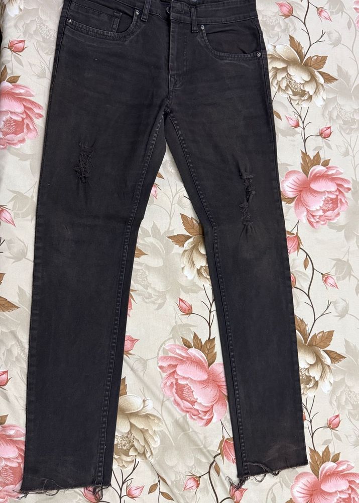 Black distressed jaens