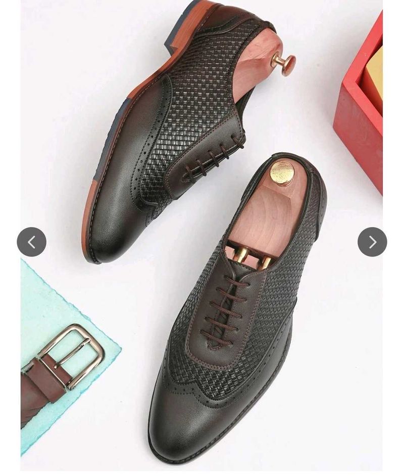INVICTUS Men Brown Textured Formal Oxfords