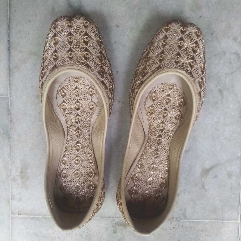 Embroidered punjabi Juttis