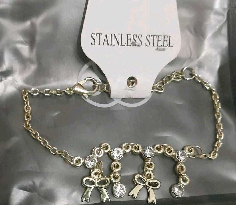 Gold Tone Bow Charm Bracelet