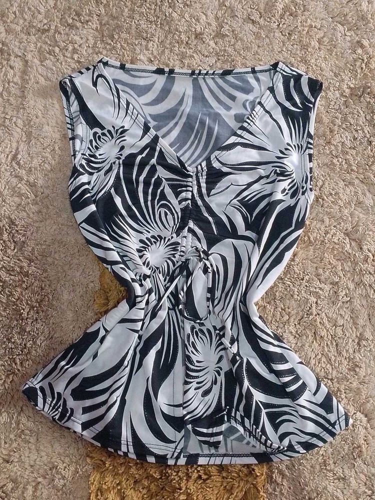 Chic Black &amp; White Leaf Print Top