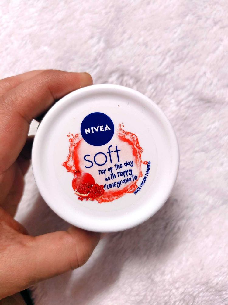 NIVEA Soft Light Moisturizer 100ml | Peppy Pomegra