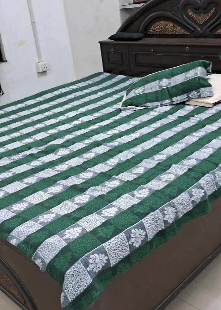green double bed sheet