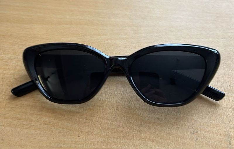 Chic Black Cat-Eye Sunglasses