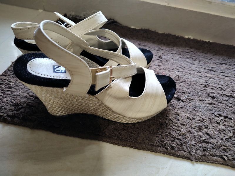 PLATFORM HEELS