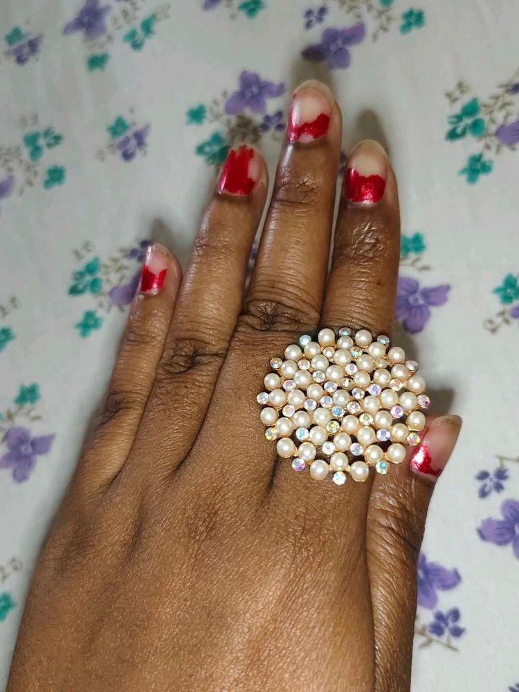 Elegant Pearl and Crystal Statement Ring