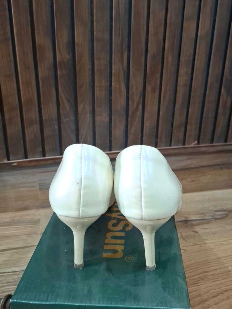 Chic Cream Pointed Toe Heels