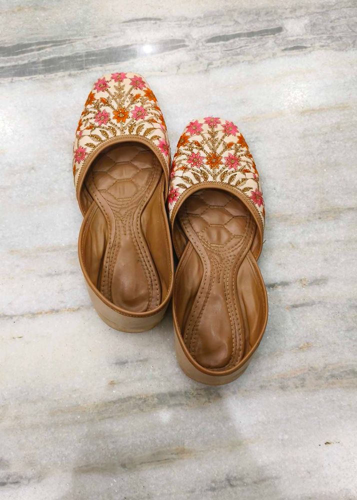 Embroidered Jutti Flats