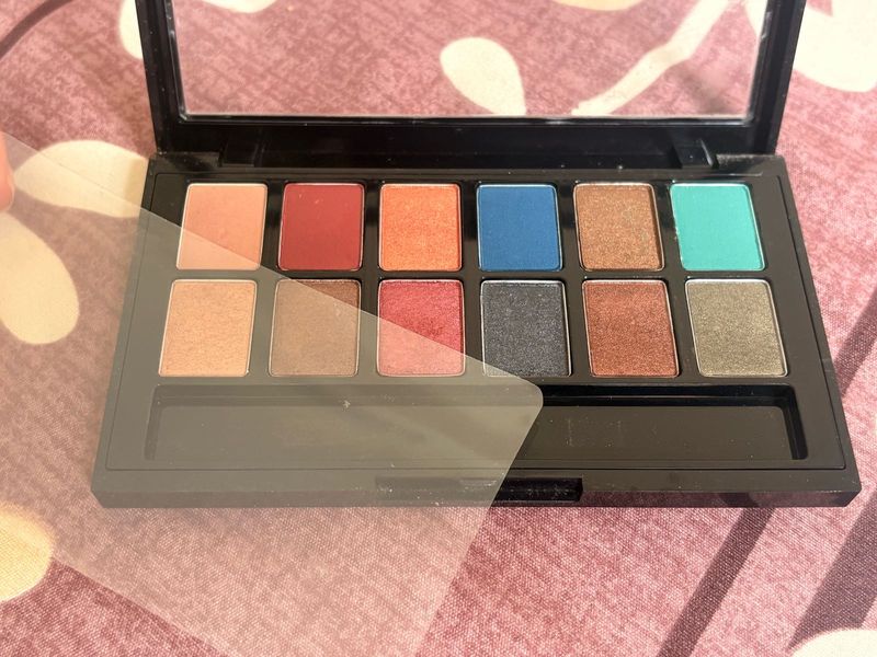Lakme Absolute Spotlight Eyeshadow Palette