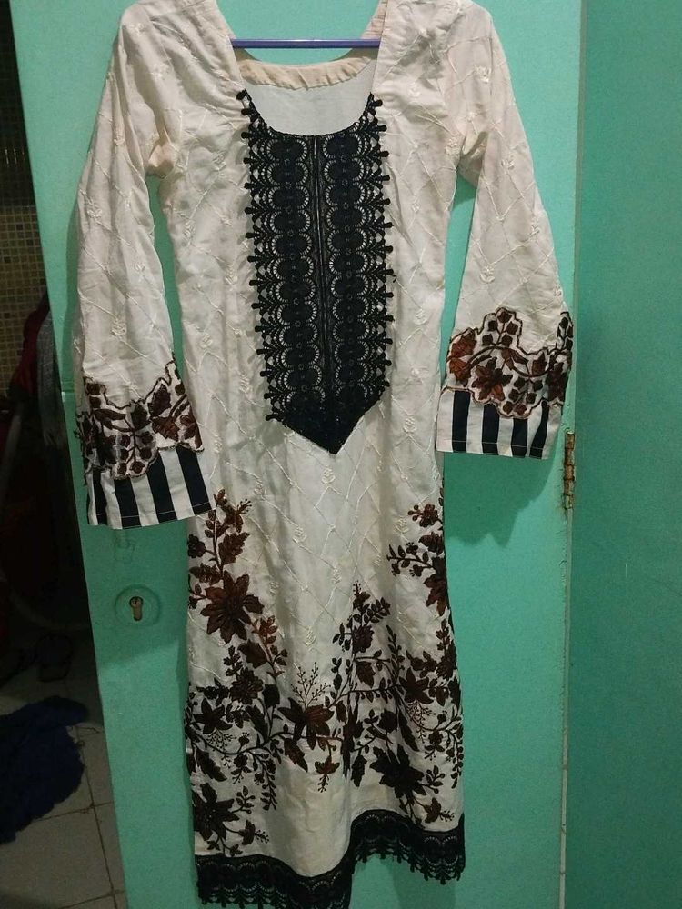 Floral &amp; Lace Embroidered Tunic