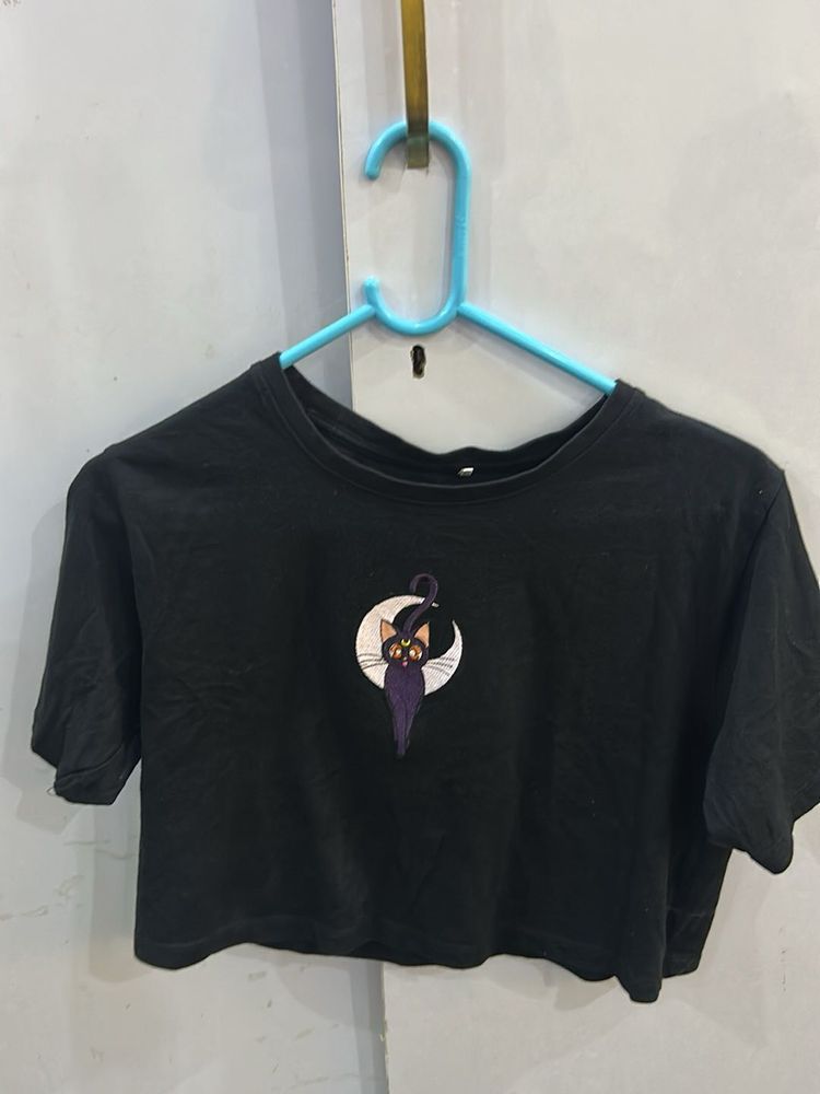 Black Cropped T-Shirt with Cute Cat Graphic