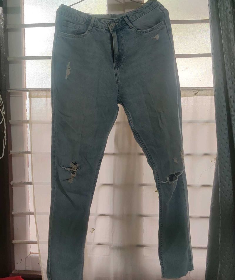 Light Wash Ripped Jeans