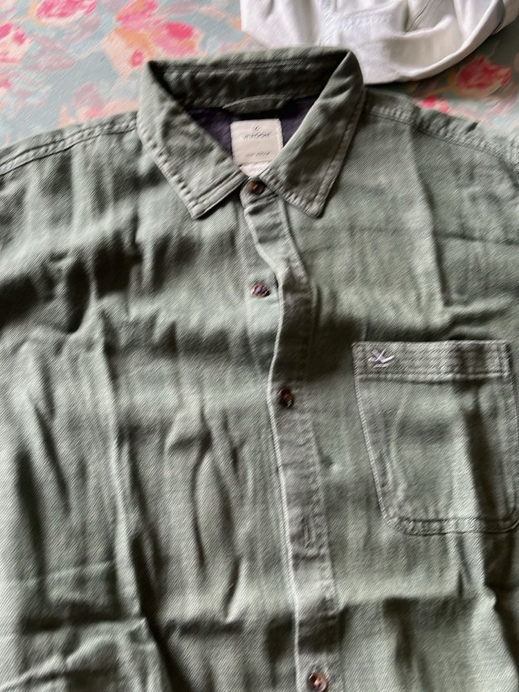 Men's Casual Green Button-Up Shirt