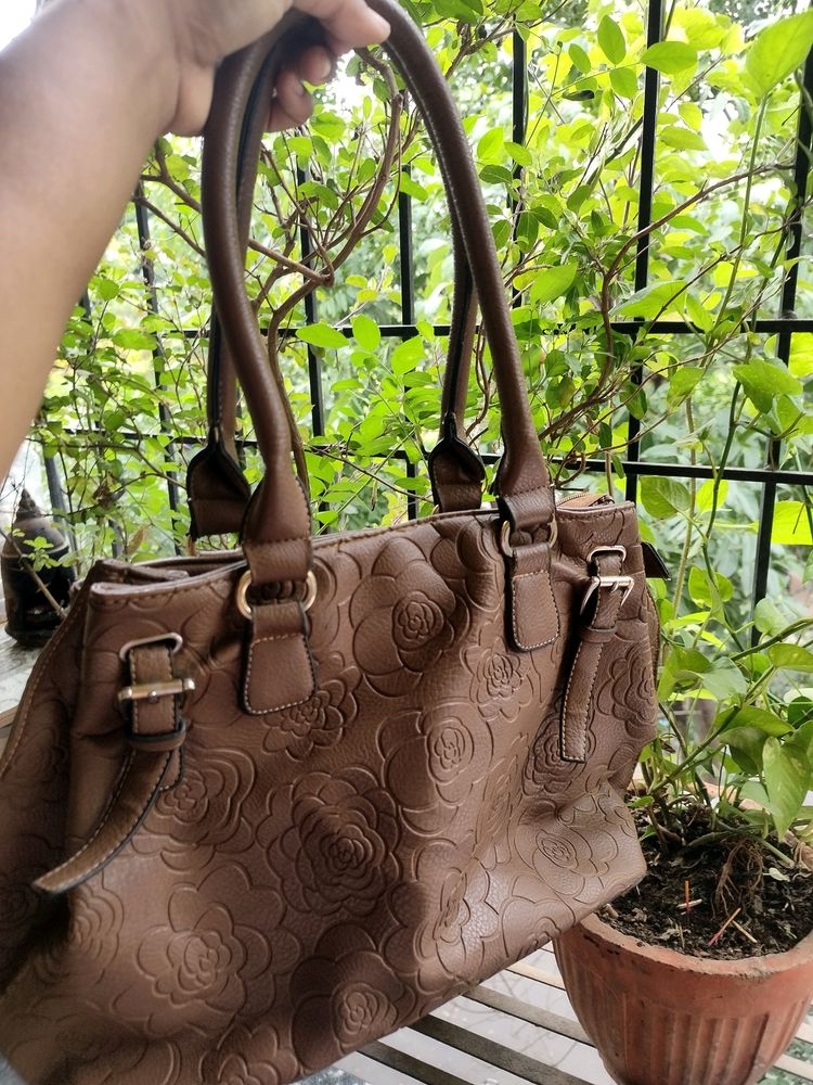 pure leather hand bag in very good condition