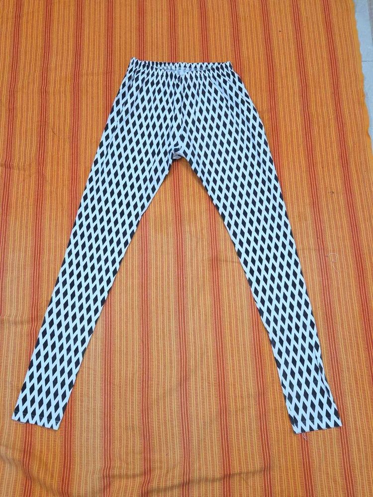 Stylish Black &amp; White Diamond Print Leggings