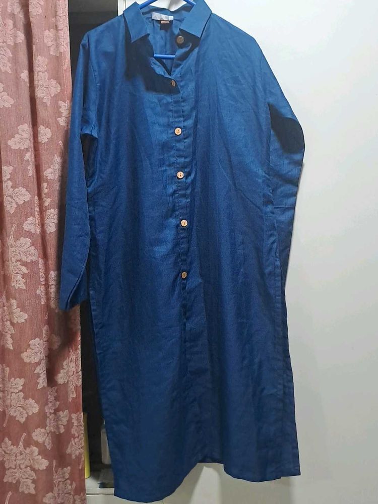 Cotton Kurti With Collor And Wood Buttons.