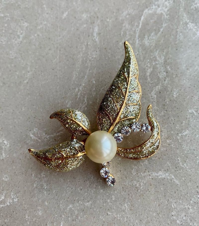 Artificial Diamond ♦️ Brooch