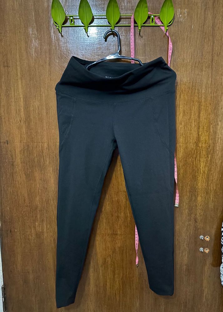 Black solid leggings