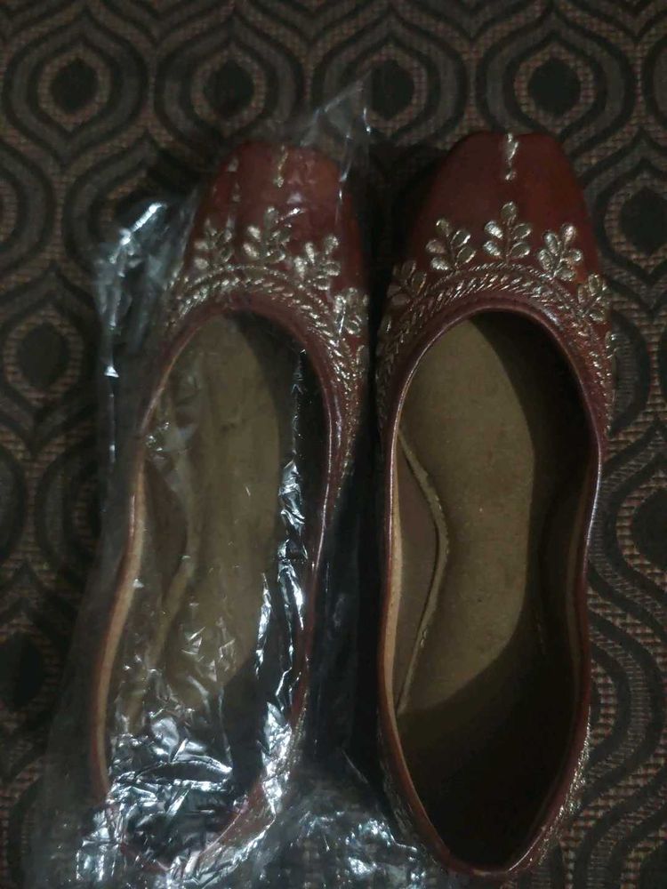 Embellished Jutti Flats size 39
