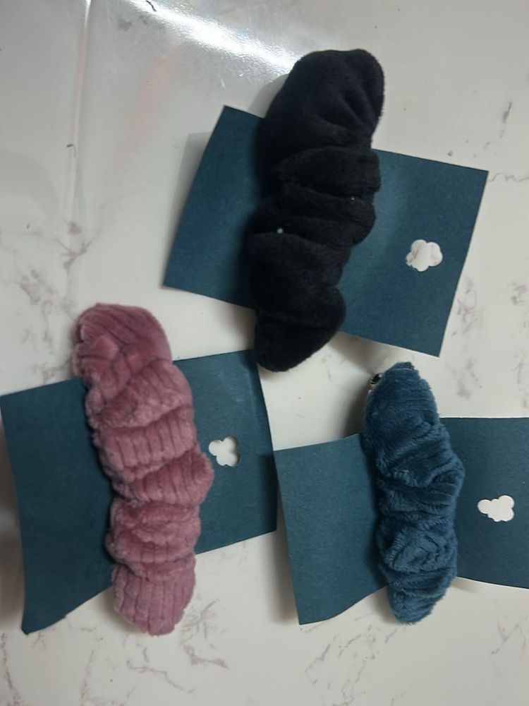 handmade Set of 3 velvet scrunchies clip!