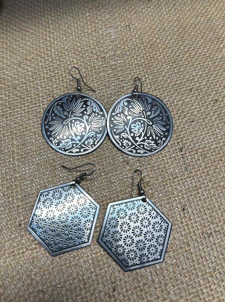 2 Pairs Of Earings
