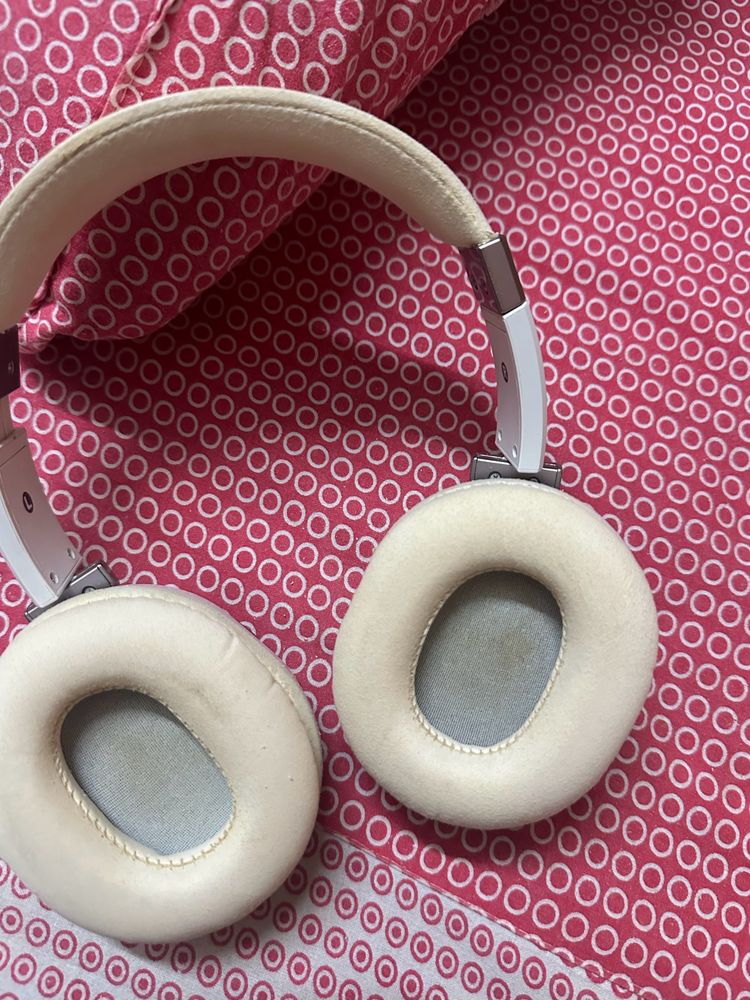 White Motorola Unused Headphone Pulse Max