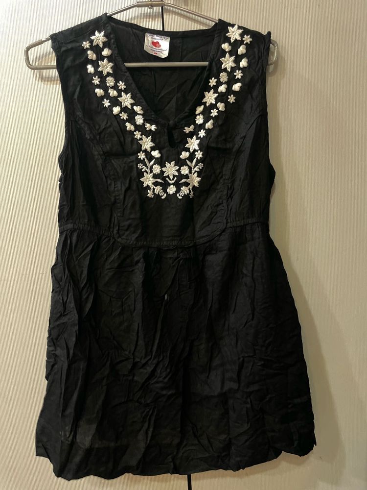 Embroidered Black Sleeveless Kurta