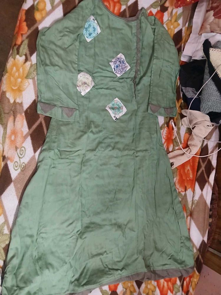 Green Embellished Kurta With Stole
