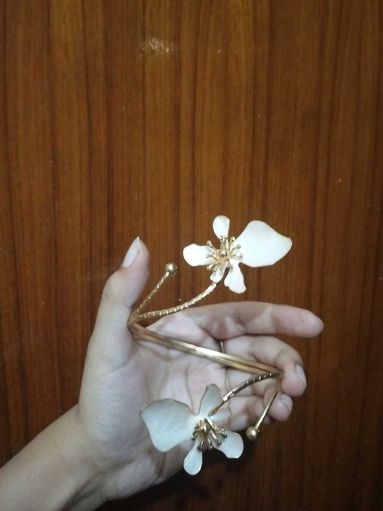 Elegant Armlet with White Flower Design