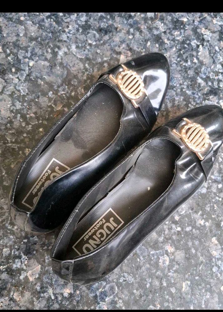 Shiny black ballent flats