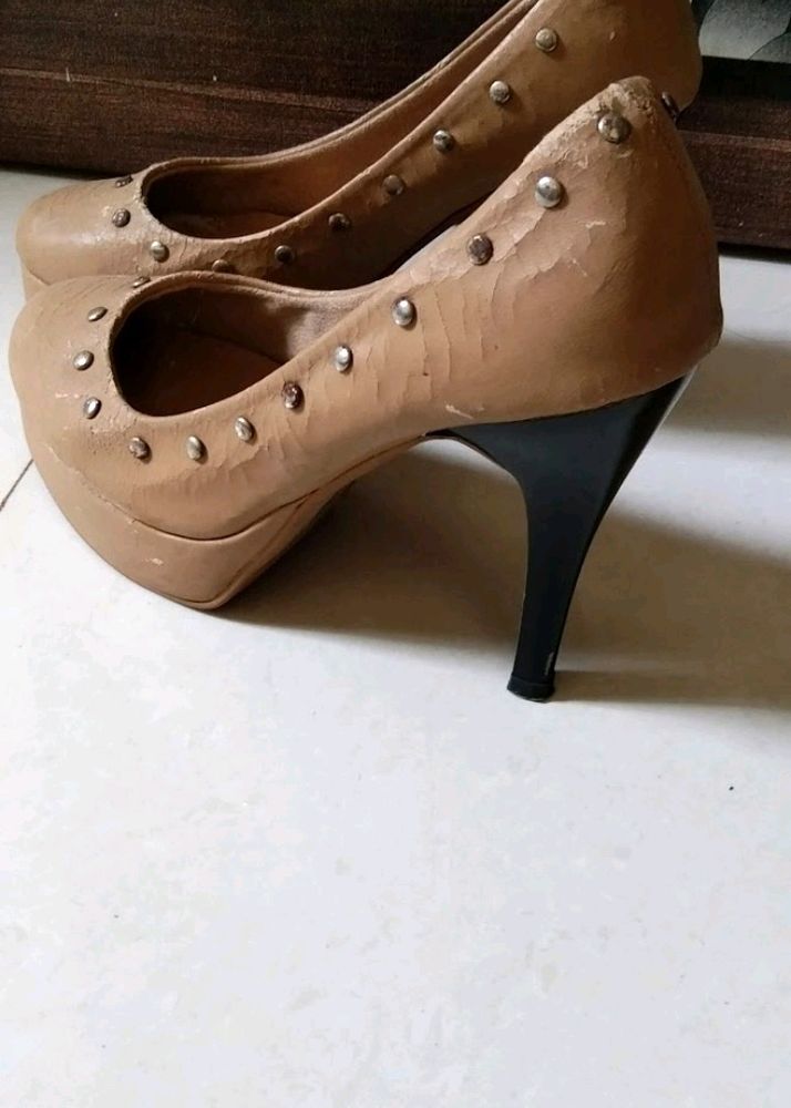 Nude Heels 👠