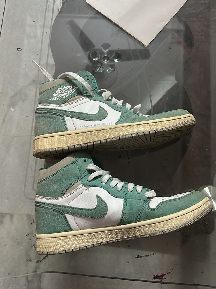 Air Jordan 1 High "Lucky Green" Sneakers