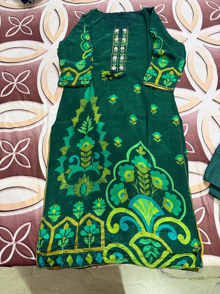 Green Kurta Set with Intricate Prints